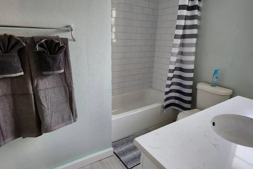 Sleeps 8 + Brand New * Nicely Remodeled 坦帕 度假居